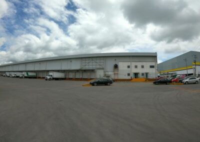 nave industrial en Toluca vista de la fachada y el estacionamiento